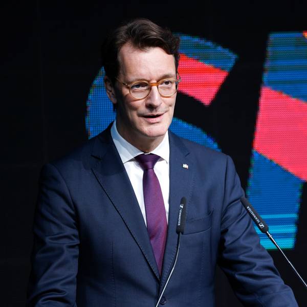 NRW-Ministerpräsident Hendrik Wüst mit Fechterin Britta Heidemann beim Start der Kampagne für die Bewerbung der Region Rhein-Ruhr um Olympische und Paralympische Spiele.