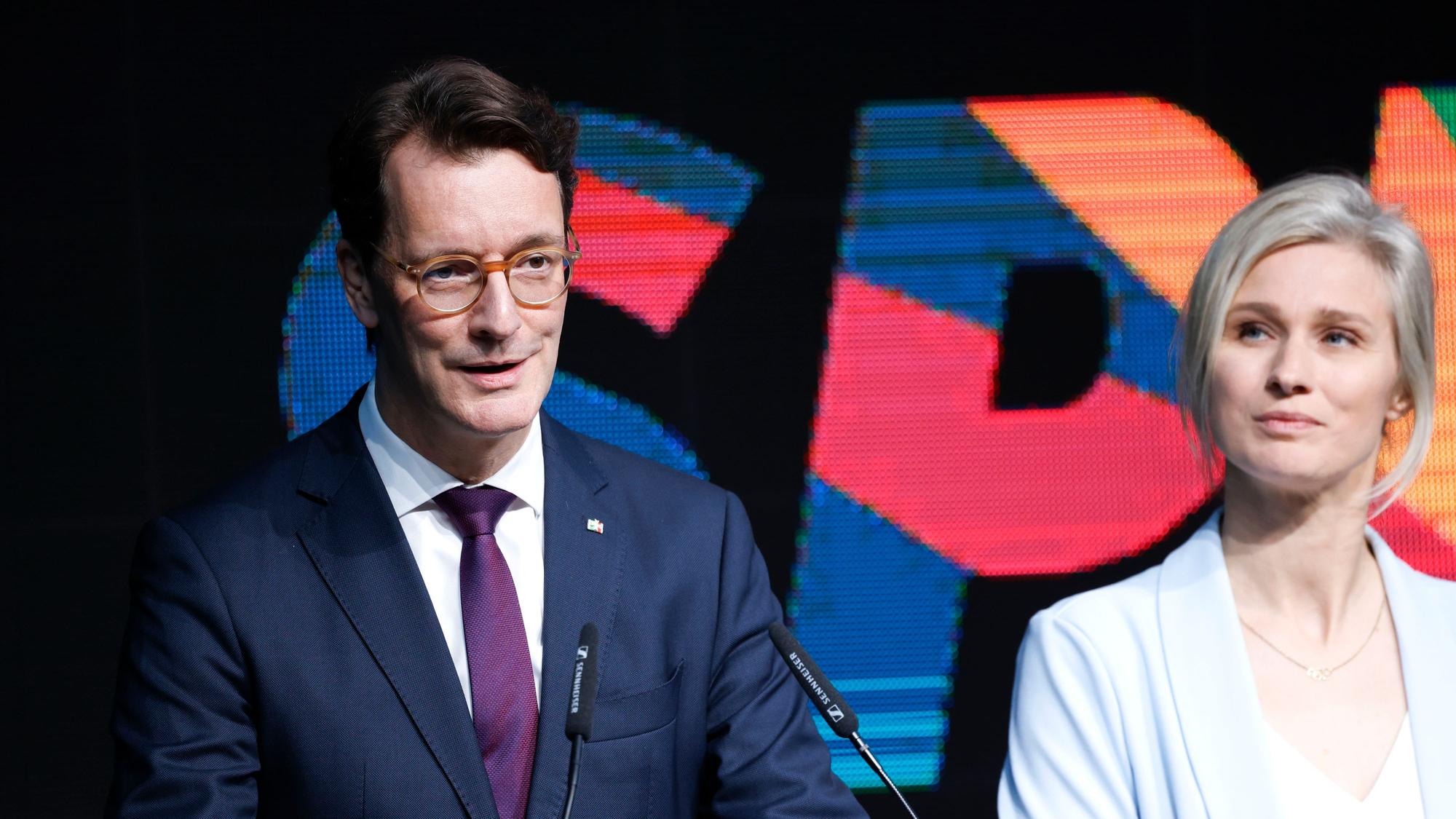 NRW-Ministerpräsident Hendrik Wüst mit Fechterin Britta Heidemann beim Start der Kampagne für die Bewerbung der Region Rhein-Ruhr um Olympische und Paralympische Spiele.
