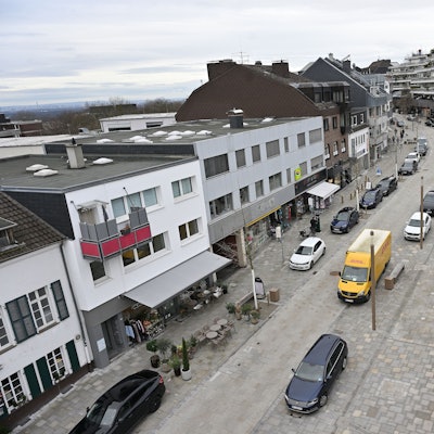 Blick von oben auf die sanierte SchloßsFtraße.