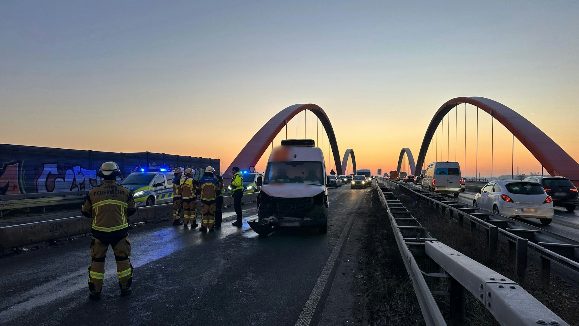 Auf der A42-Brücke über den Rhein-Herne-Kanal in Bottrop hat sich am Montagmorgen (19. Januar) ein Unfall ereignet.