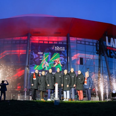 Kölns Oberbürgermeister Torsten Burmester (l-r, SPD), Isabell Werth, Dressurreiterin, Markus Rehm, paralympischer Sportler, Hendrik Wüst (CDU), Ministerpräsident von Nordrhein-Westfalen, Britta Heidemann, ehemalige Fechterin,Sebastian Schulte, ehemaliger deutscher Ruderer und Vorstandsvorsitzender des Kölner Motorenbauunternehmens Deutz AG, und Peer Steinbrück, ehemaliger Ministerpräsident von Nordrhein-Westfalen, stehen beim Start der Kampagne für die Bewerbung der Region Rhein-Ruhr, mit Köln als „Leading City“, um Olympische und Paralympische Spiele in der Lanxess-Arena.