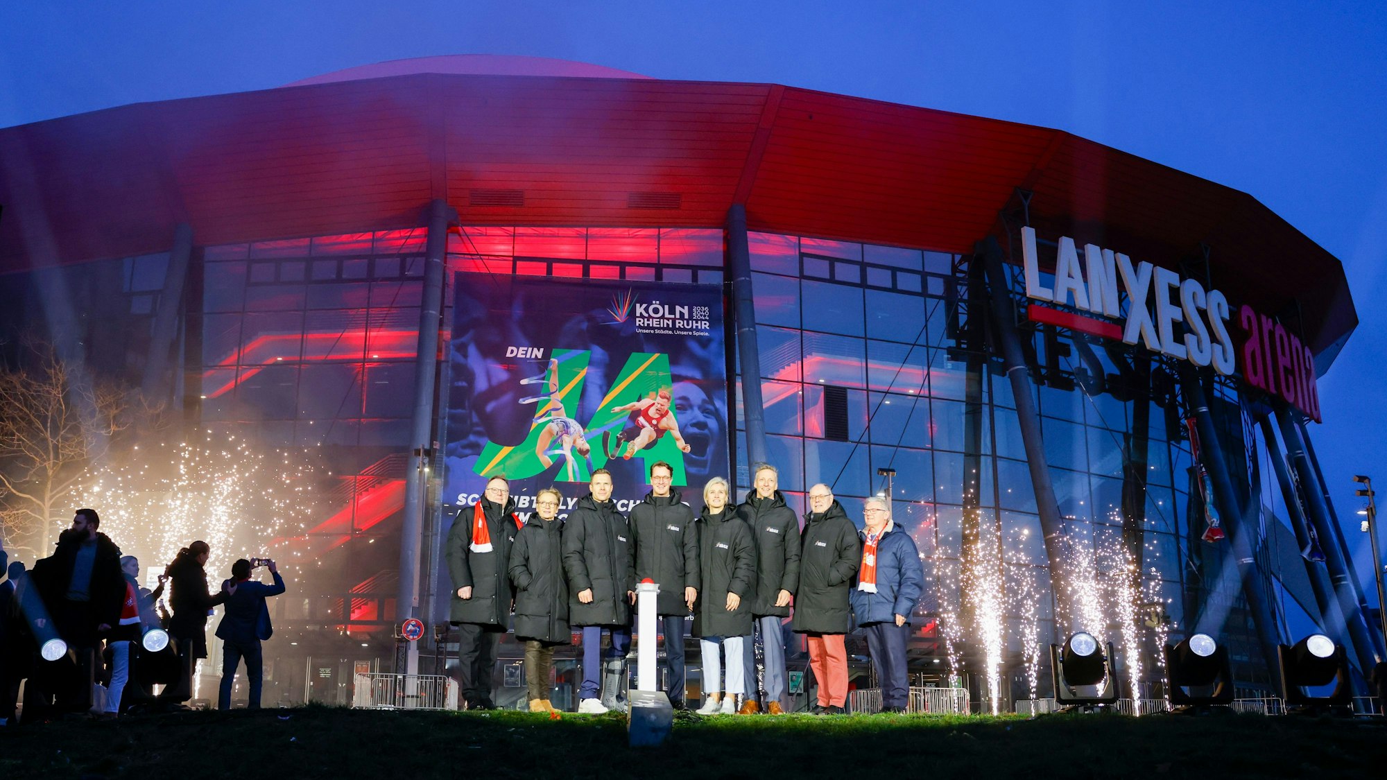 Kölns Oberbürgermeister Torsten Burmester (l-r, SPD), Isabell Werth, Dressurreiterin, Markus Rehm, paralympischer Sportler, Hendrik Wüst (CDU), Ministerpräsident von Nordrhein-Westfalen, Britta Heidemann, ehemalige Fechterin,Sebastian Schulte, ehemaliger deutscher Ruderer und Vorstandsvorsitzender des Kölner Motorenbauunternehmens Deutz AG, und Peer Steinbrück, ehemaliger Ministerpräsident von Nordrhein-Westfalen, stehen beim Start der Kampagne für die Bewerbung der Region Rhein-Ruhr, mit Köln als „Leading City“, um Olympische und Paralympische Spiele in der Lanxess-Arena.