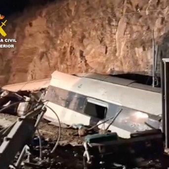 Dieses Bild stammt aus einem Video der Guardia Civil und zeigt das Wrack eines Zuges im Tunnel nach einem Zusammenstoß mit hoher Geschwindigkeit. Bei einem schweren Zugunglück im Süden Spaniens sind Dutzende Menschen ums Leben gekommen.