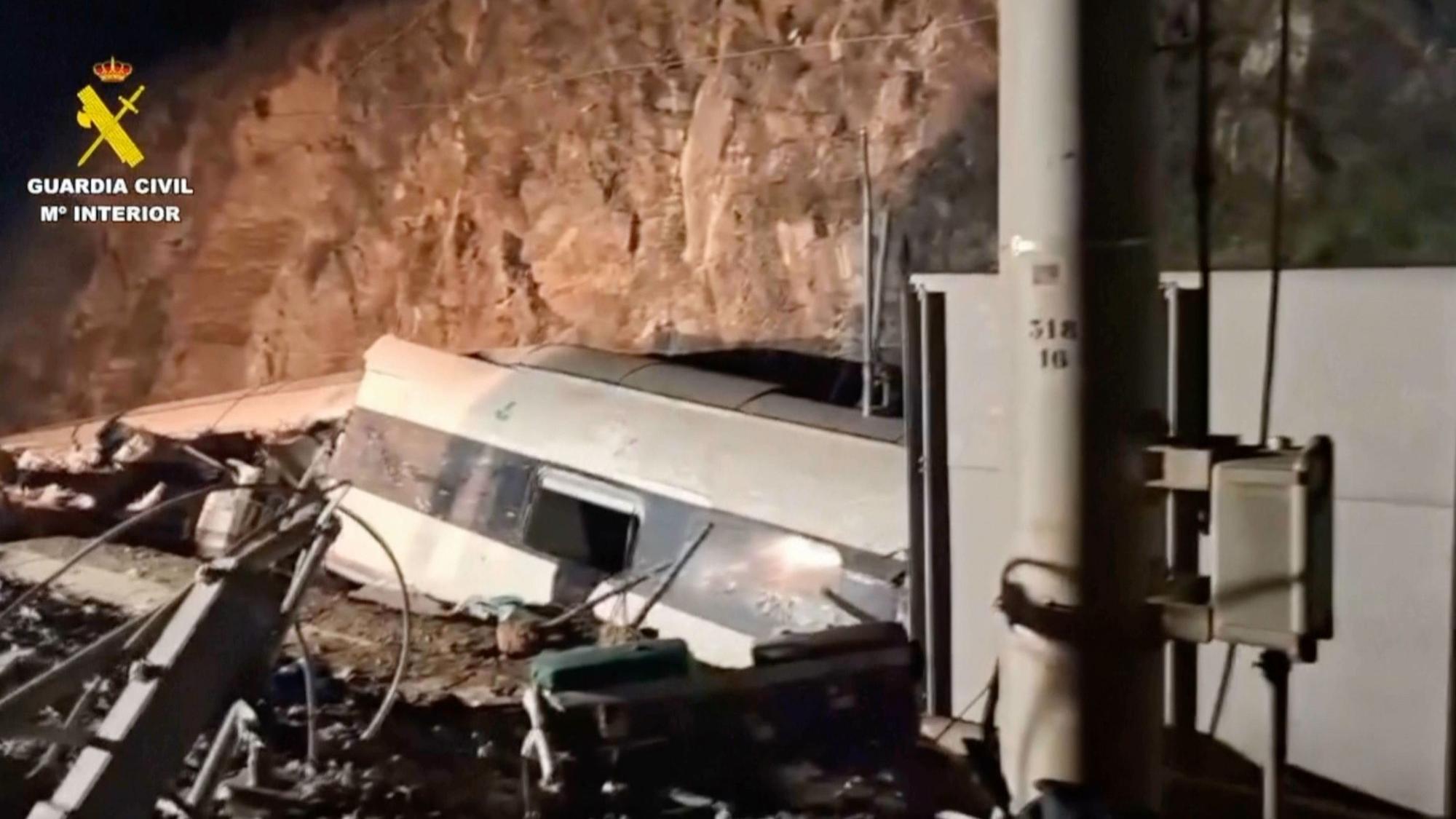 Dieses Bild stammt aus einem Video der Guardia Civil und zeigt das Wrack eines Zuges im Tunnel nach einem Zusammenstoß mit hoher Geschwindigkeit. Bei einem schweren Zugunglück im Süden Spaniens sind Dutzende Menschen ums Leben gekommen.