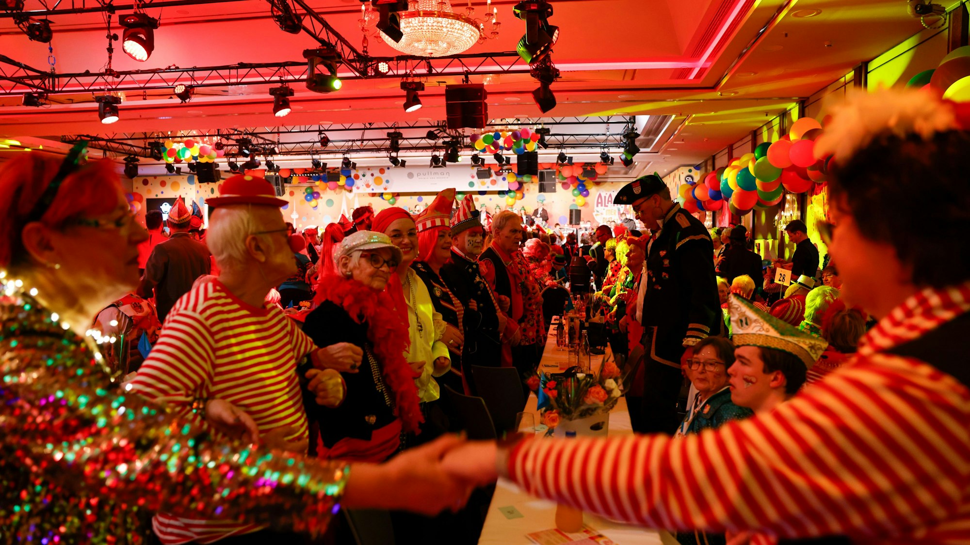 Ärm en Ärm oder Hand in Hand: Geschunkelt wird auch über den Tisch hinweg.