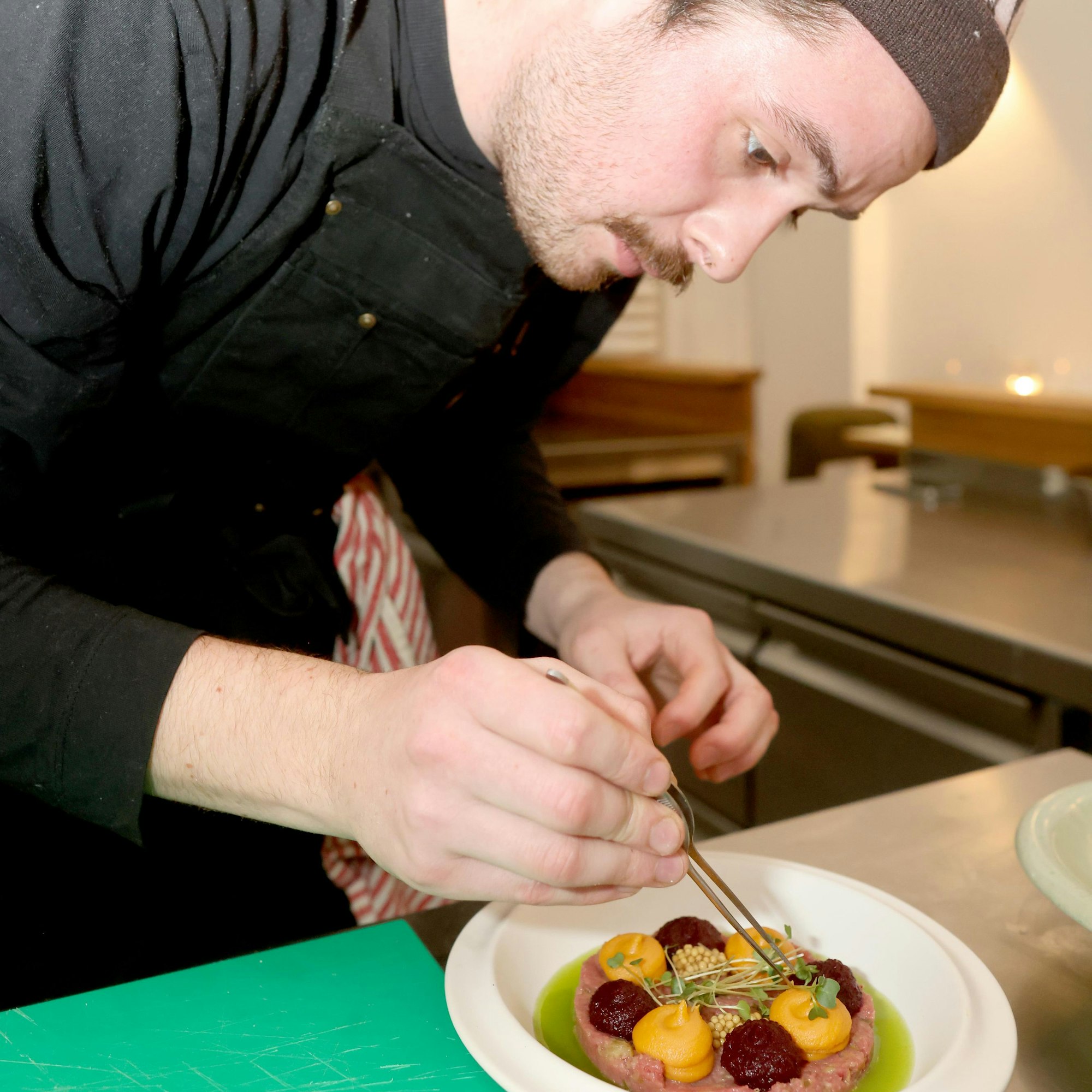 Sascha Bobb bereitet die Speisen in der offenen Küche zu.