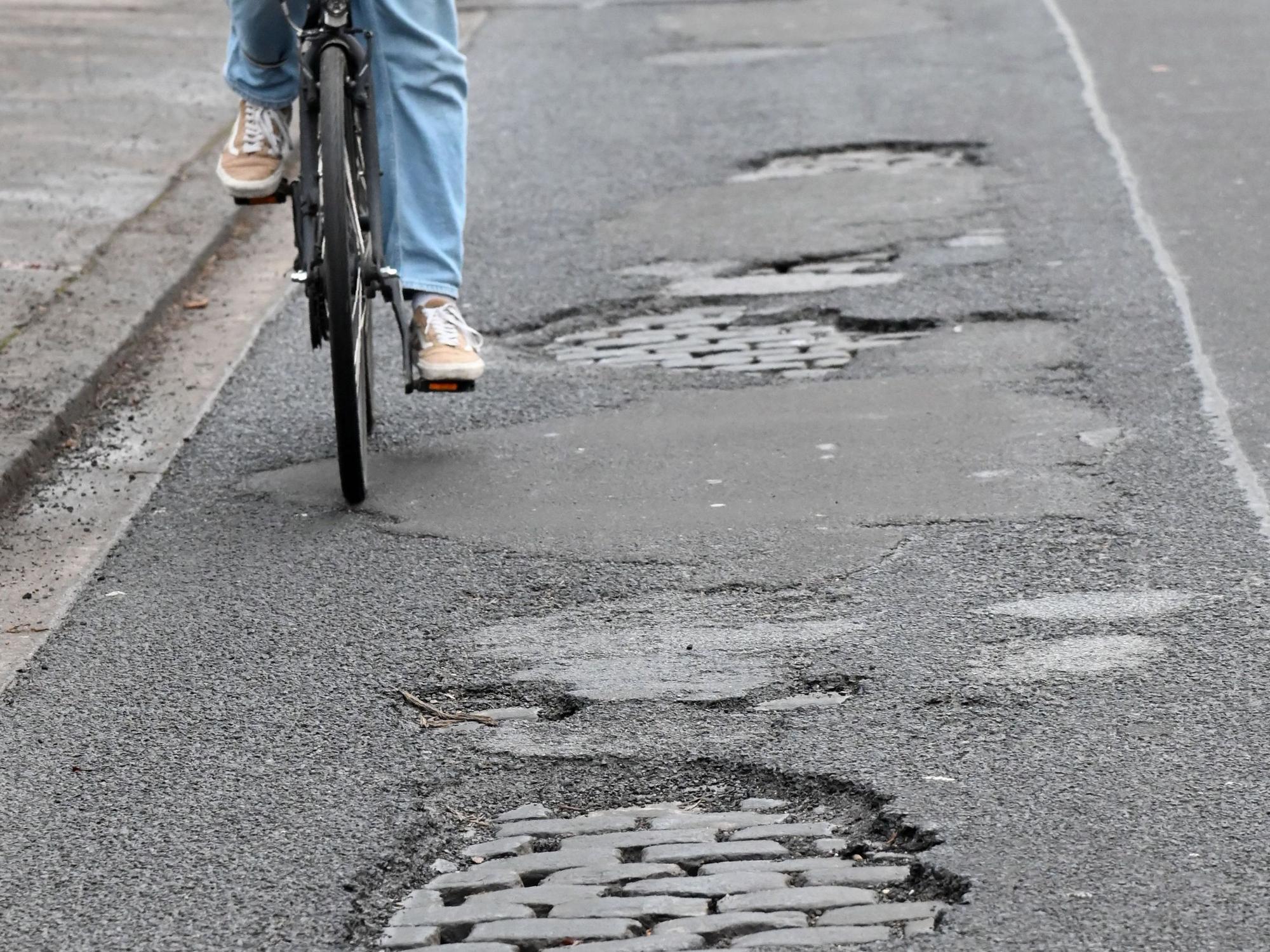 Für Radfahrer können Schlaglöcher gefährlich werden (Archivbild).