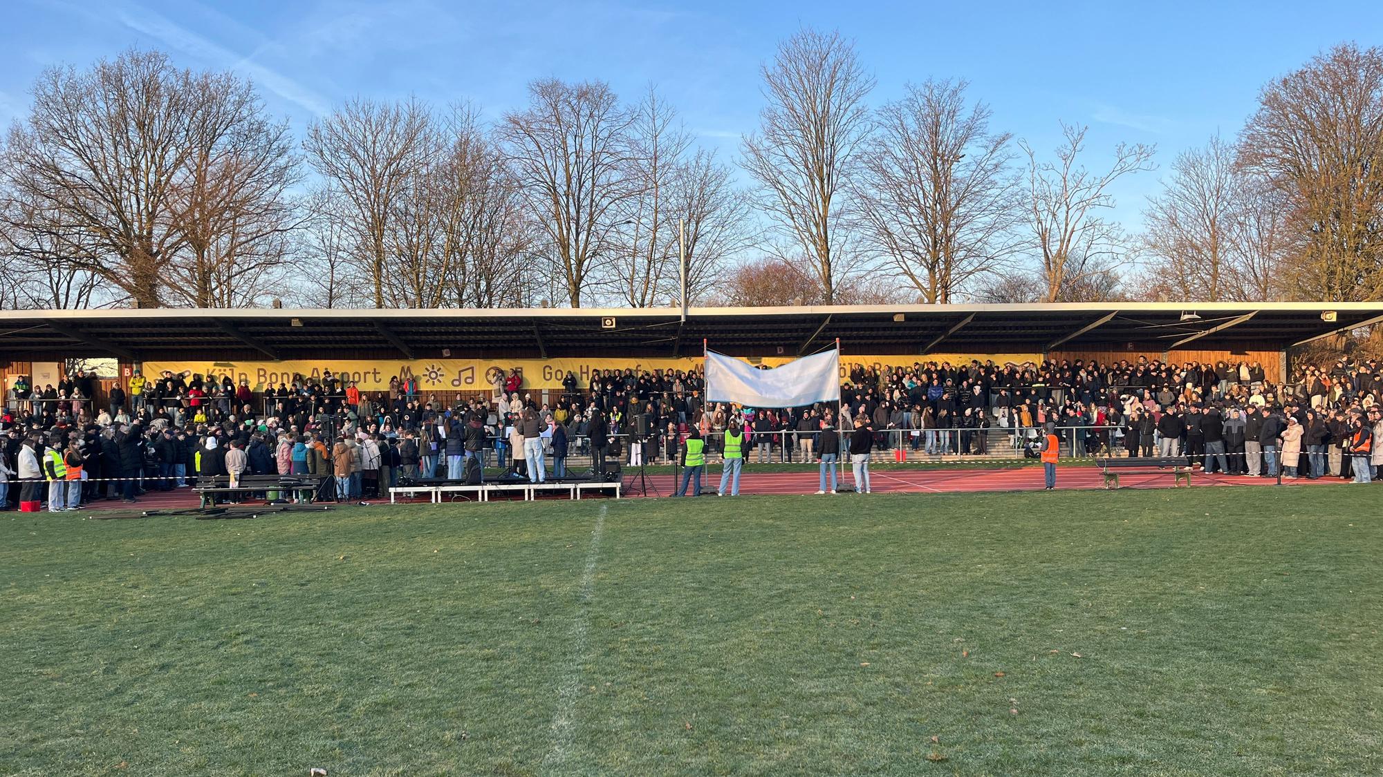 Das Städtische Gymnasium Hennef hat im Stadion den Startschuss zur Staatsgründung von „Sapere audistan“ gegeben.