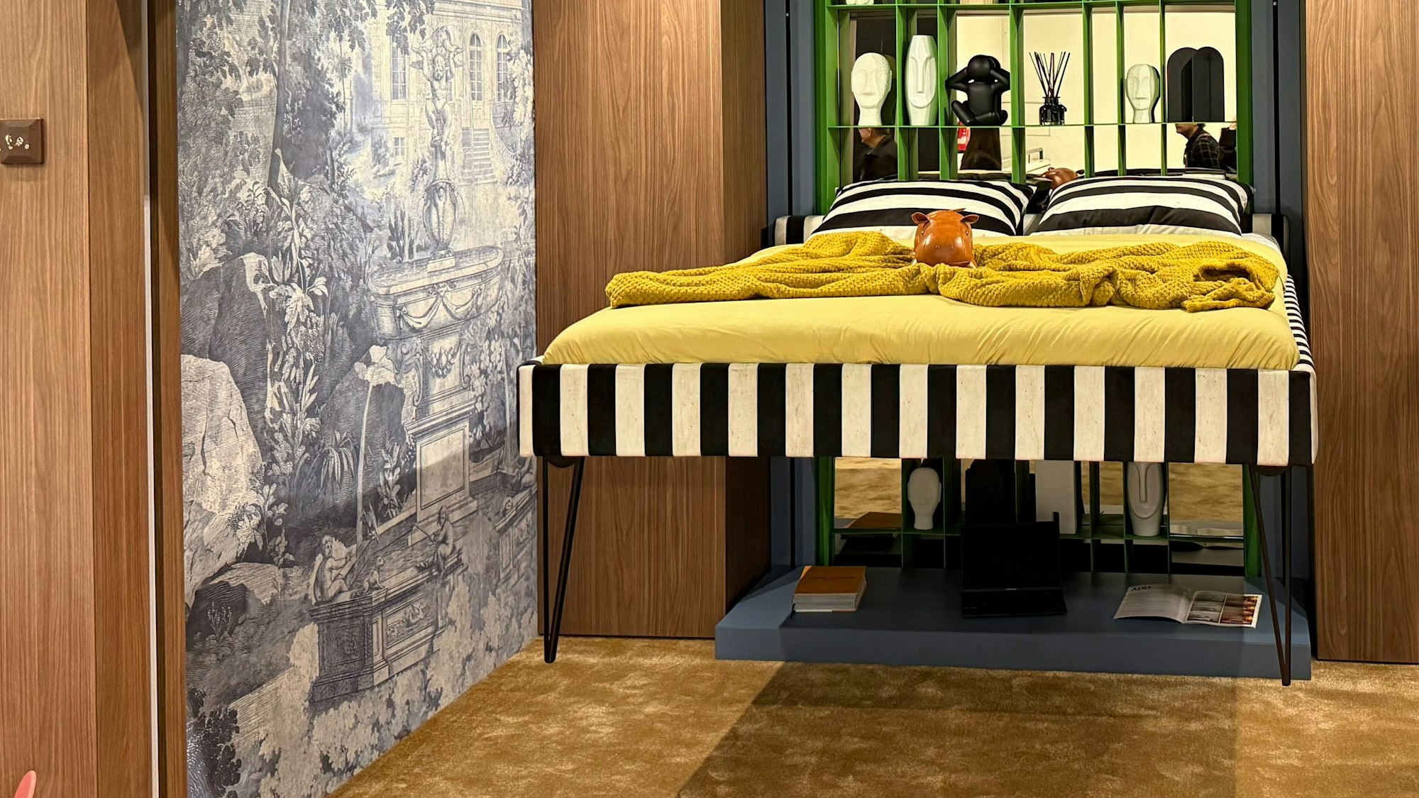 Ein Bett, was durch Knopfdruck an die Decke gefahren wird.