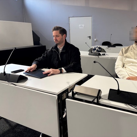 Der Angeklagte (r.) mit seinem Verteidiger in einem Gerichtssaal des Kölner Landgerichts.