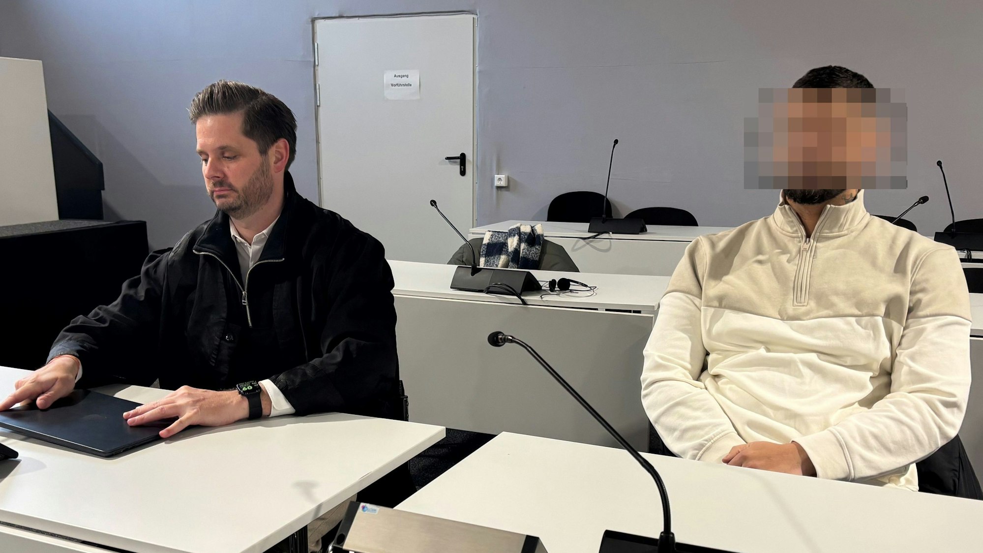 Der Angeklagte (r.) mit seinem Verteidiger in einem Gerichtssaal des Kölner Landgerichts.