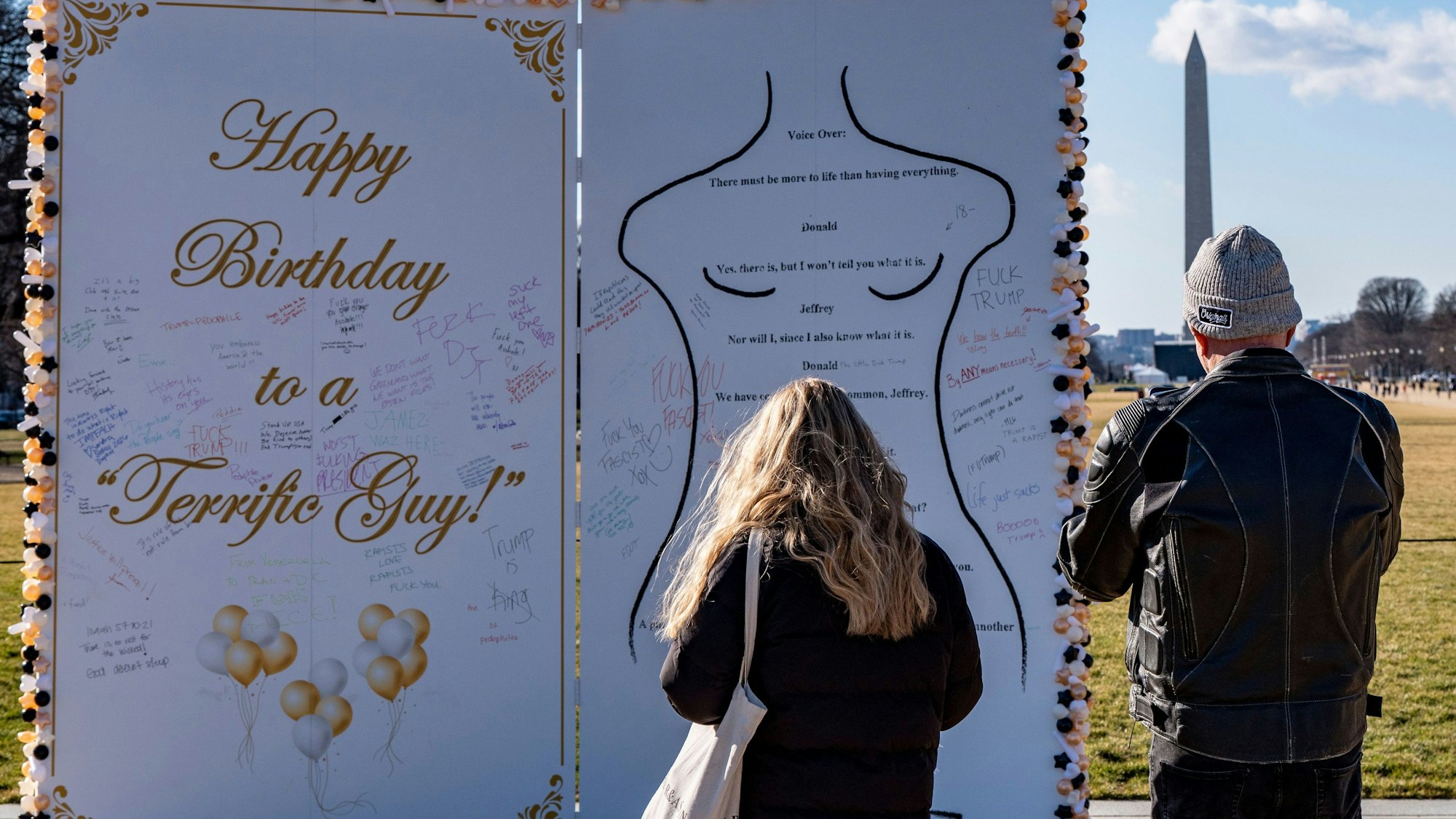 Menschen betrachten auf einer Kunstinstallation an der National Mall Geburtstagsgrüße, die der mittlerweile gestorbene Sexualstraftäter Epstein vor rund 20 Jahren erhielt und die angeblich vom heutigen US-Präsident Trump stammen.