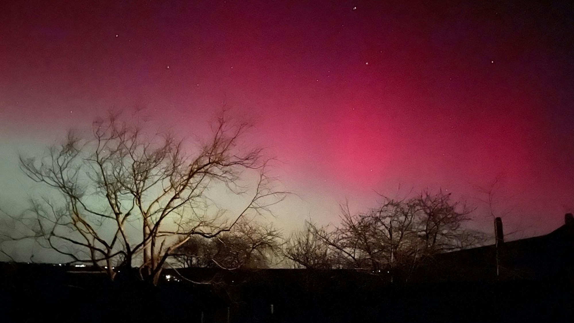 Das kräftig rote Nordlicht über Dreiborn, von Harperscheid aus gesehen.