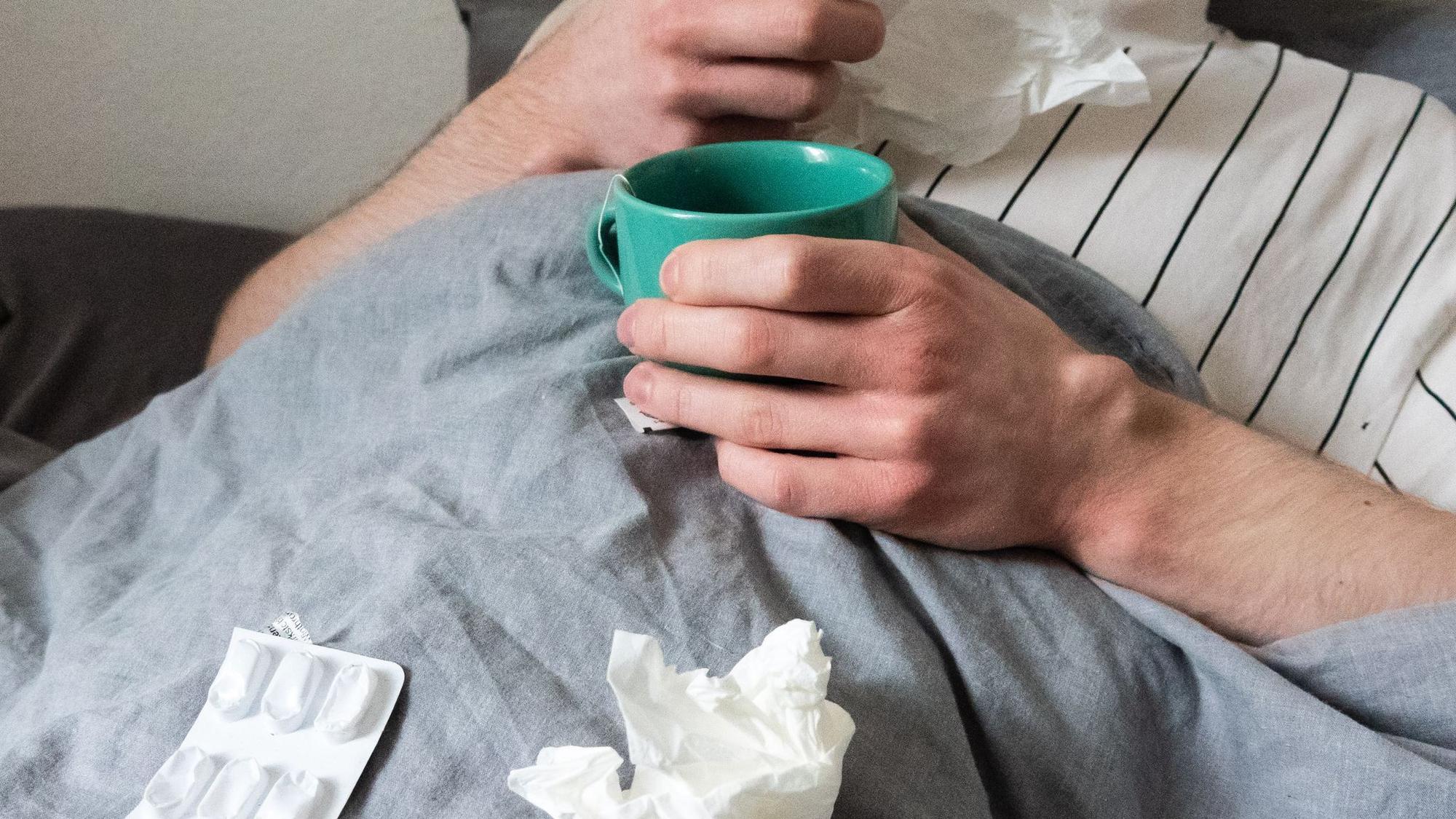 Kanzler Merz hat einen hohen Krankenstand kritisiert - Gewerkschaften mahnen. (Archivbild)