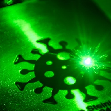 Die Detailaufnahme zeigt eine Lasergravur.