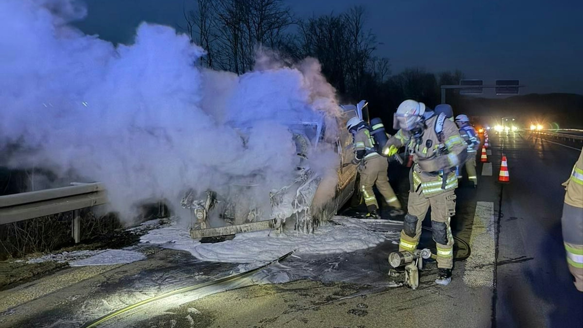 Ein brennender Kleinlaster.
