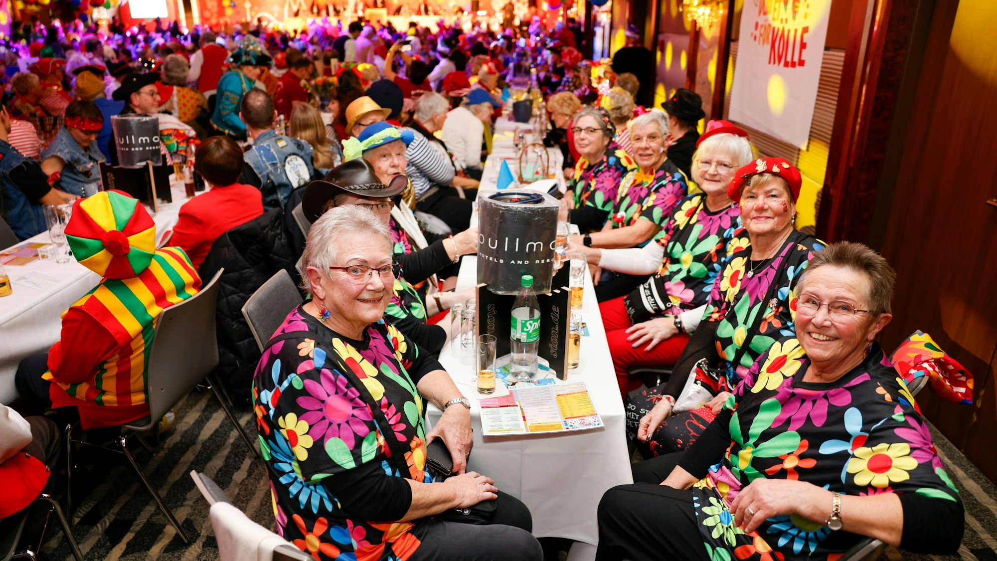 Damen mit Blümchen: Die Frauen vom Seniorennetzwerk Höhenberg.