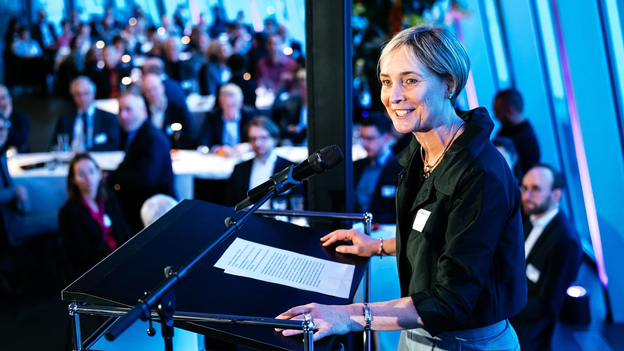 TH-Präsidentin Prof. Dr. Sylvia Heuchemer beim Neujahrsempfang im Schokoladenmuseum. Sie steht an einem Pult und spricht zu ihrem Publikum.