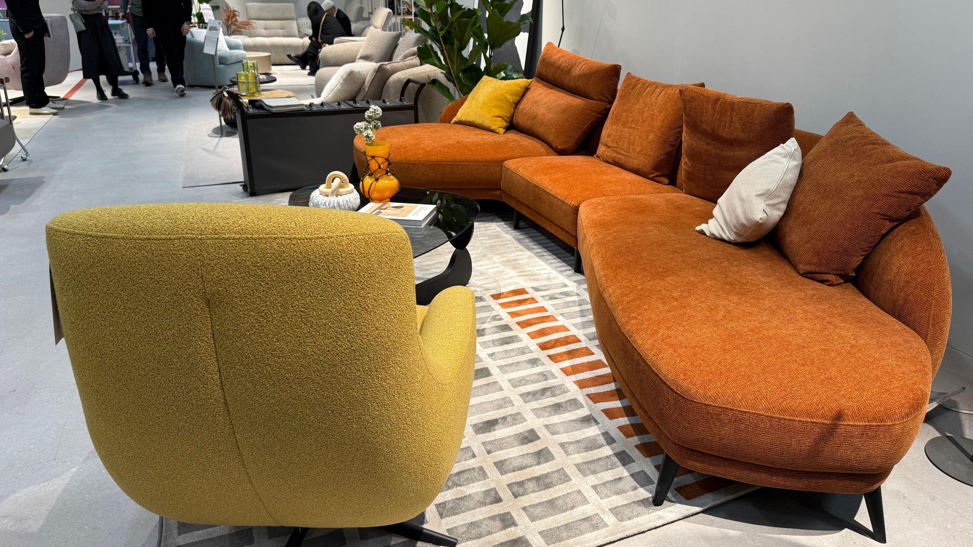 Ein orangenes Sofa mit gelben Sessel.