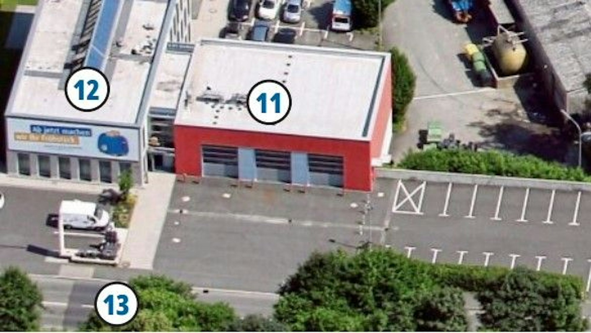 Das rote Feuerwehr-Gebäude an seinem aktuellen Standort an der Hauptstraße.