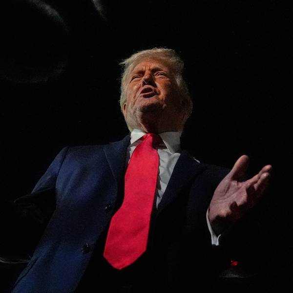 US-Präsident Donald Trump spricht zu Reportern, bevor er die Air Force One am Palm Beach International Airport besteigt.