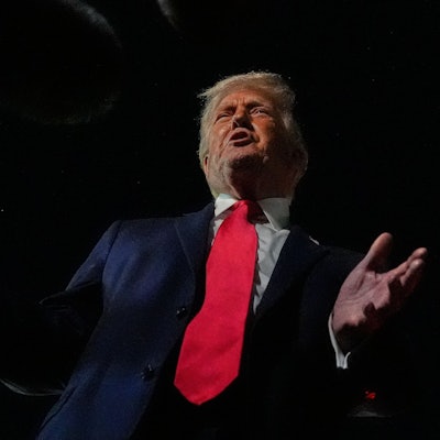 US-Präsident Donald Trump spricht zu Reportern, bevor er die Air Force One am Palm Beach International Airport besteigt.