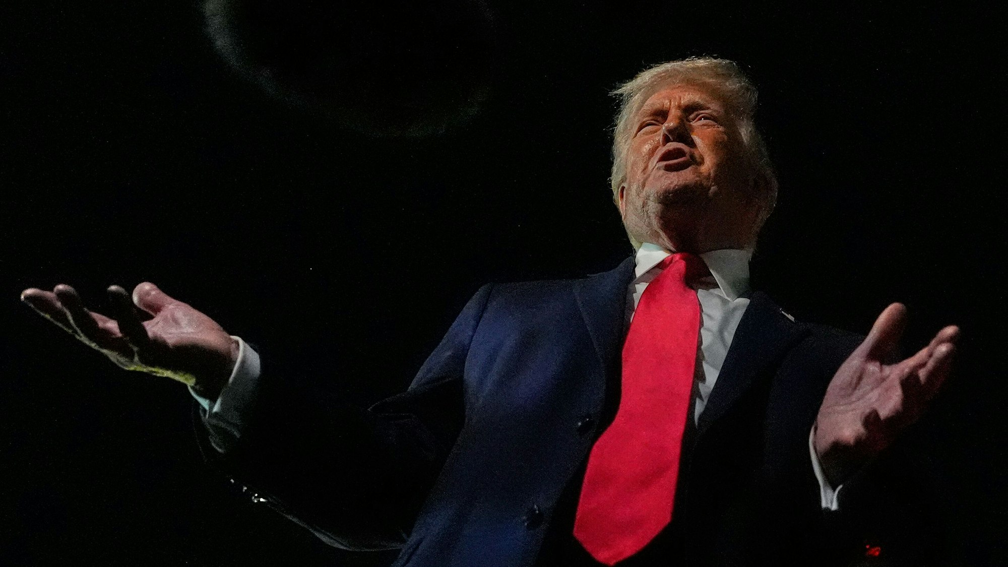 US-Präsident Donald Trump spricht zu Reportern, bevor er die Air Force One am Palm Beach International Airport besteigt.