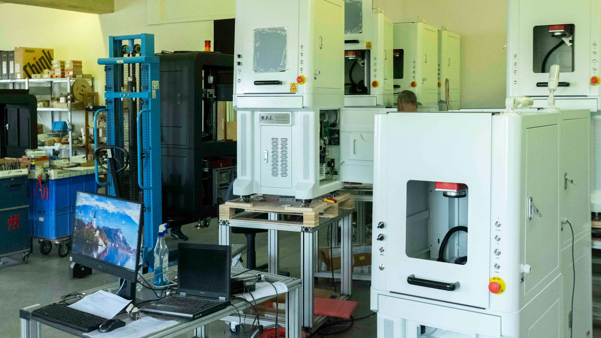 In einem Innenraum stehen verschiedene Gehäuse von Laser-Graviermaschinen.