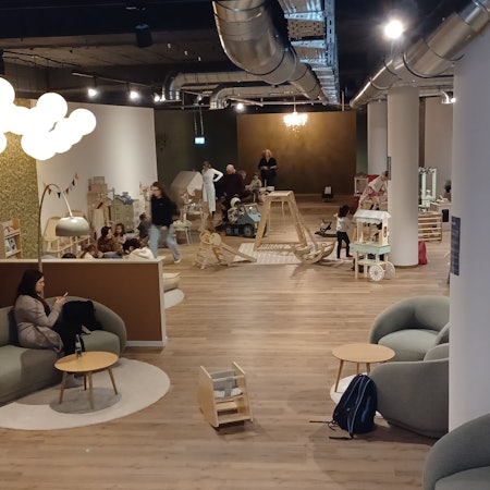 Ein großer freundlicher Räume mit mehreren Spielecken ist zu sehen.