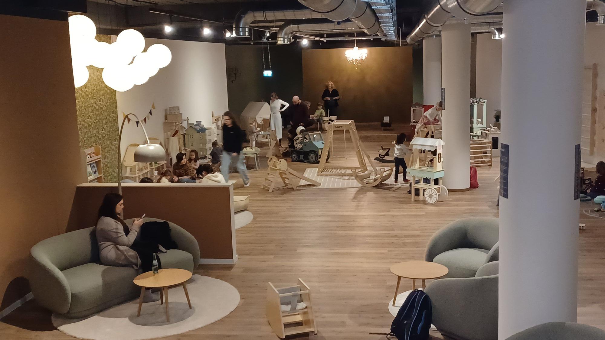 Ein großer Raum ist voll mit Kinderspielzeug.