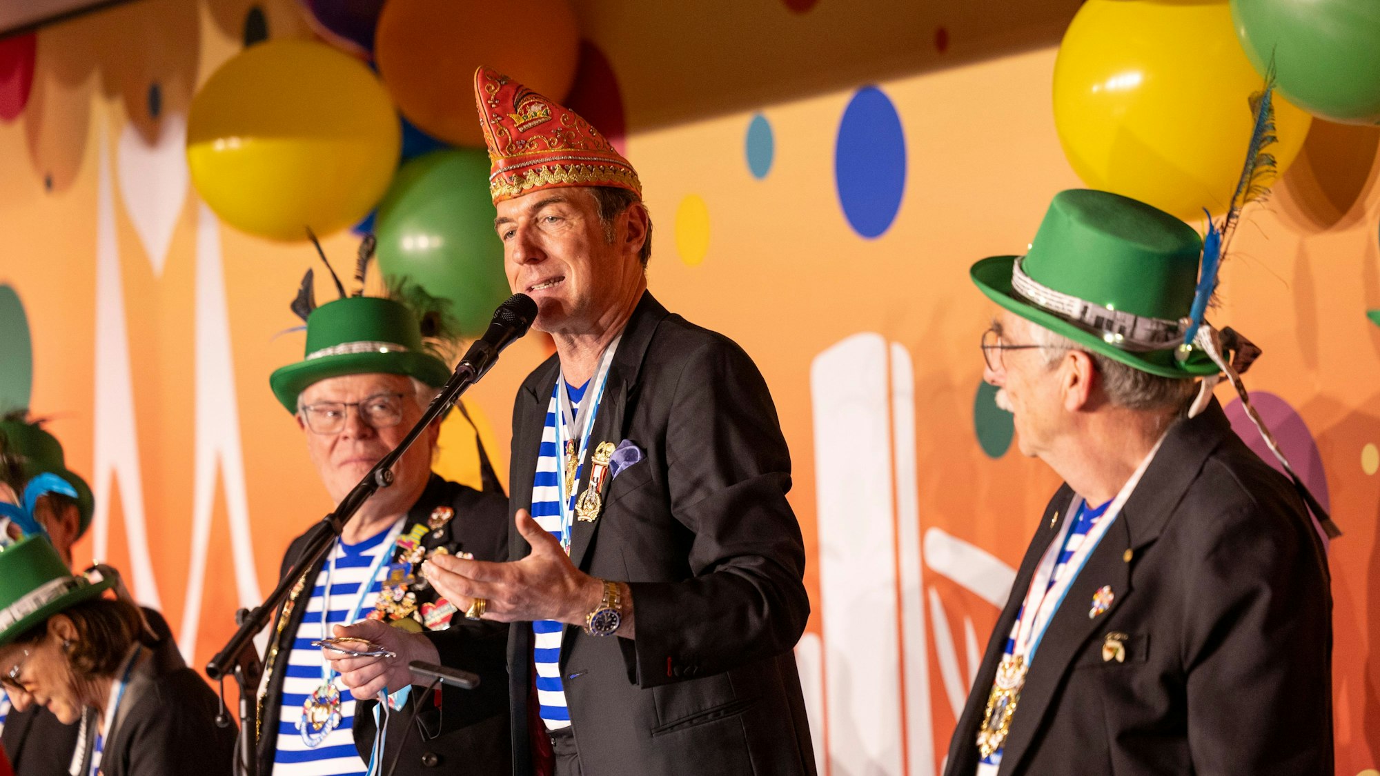 Helmut Bargon (rechts) von der Großen Kölner setzte gerne den Altenhilfe-Zylinder auf, um zusammen mit Rundschau-Herausgeber Helmut Heinen und Walter F. Passmann im Elferrat von „Ärm en Ärm“ zu sein.