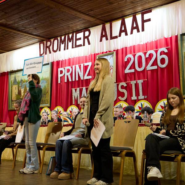 Kinder und Jugendliche spielen einen Sketch auf einer Bühne.