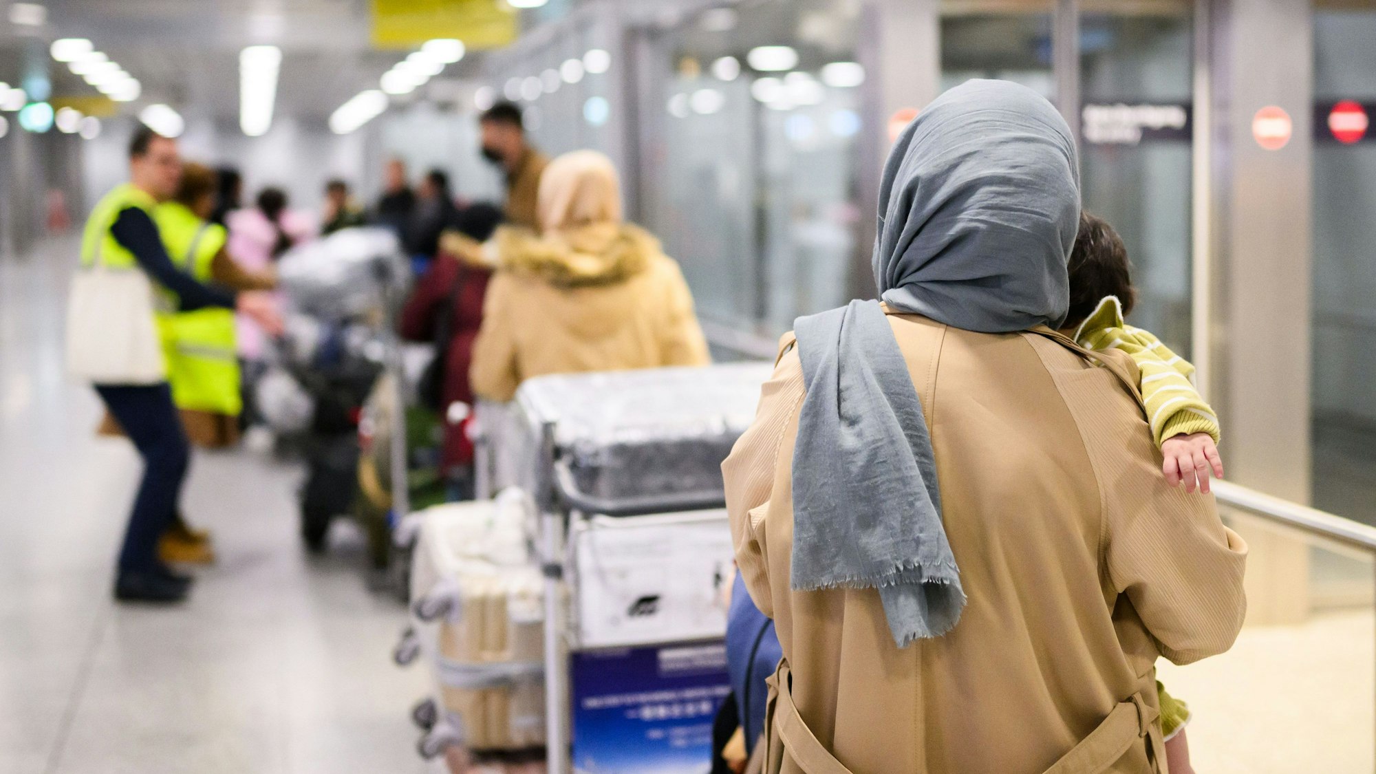 Hannover: Afghaninnen und Afghanen aus den Bundesaufnahmeprogrammen stehen im Flughafen Hannover.