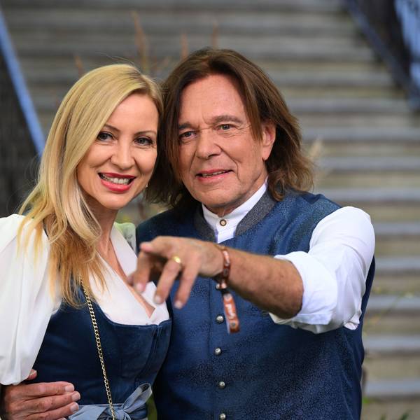 Vorgesorgt: Ramona und Jürgen Drews müssen nicht auf einem Bett im Kornfeld schlafen.