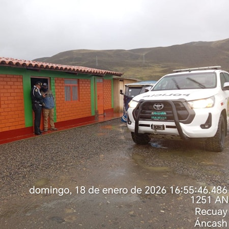 Laut lokalen Medienberichten hatte sich der junge Mann während eines plötzlichen Unwetters in ein Zelt zurückgezogen und wurde dabei offenbar von einem Blitz getroffen.