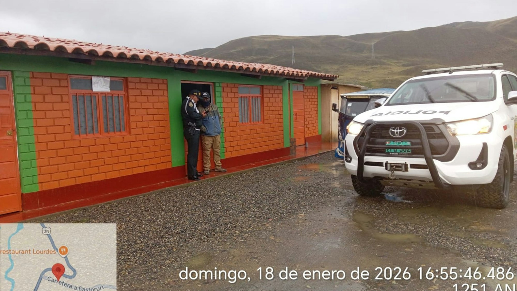 Laut lokalen Medienberichten hatte sich der junge Mann während eines plötzlichen Unwetters in ein Zelt zurückgezogen und wurde dabei offenbar von einem Blitz getroffen.