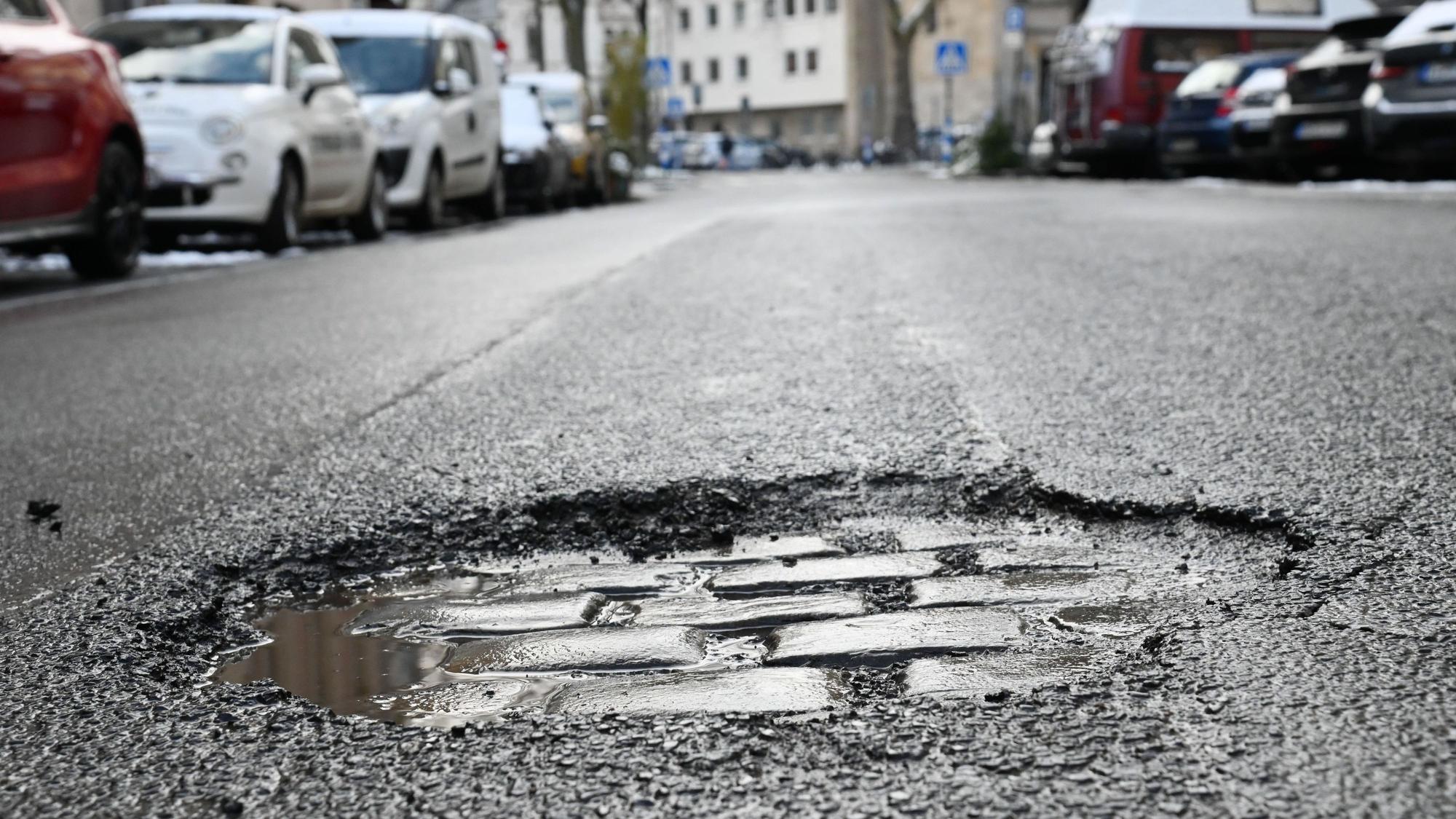 Schlagloch auf der Merowingerstraße in der Kölner Südstad