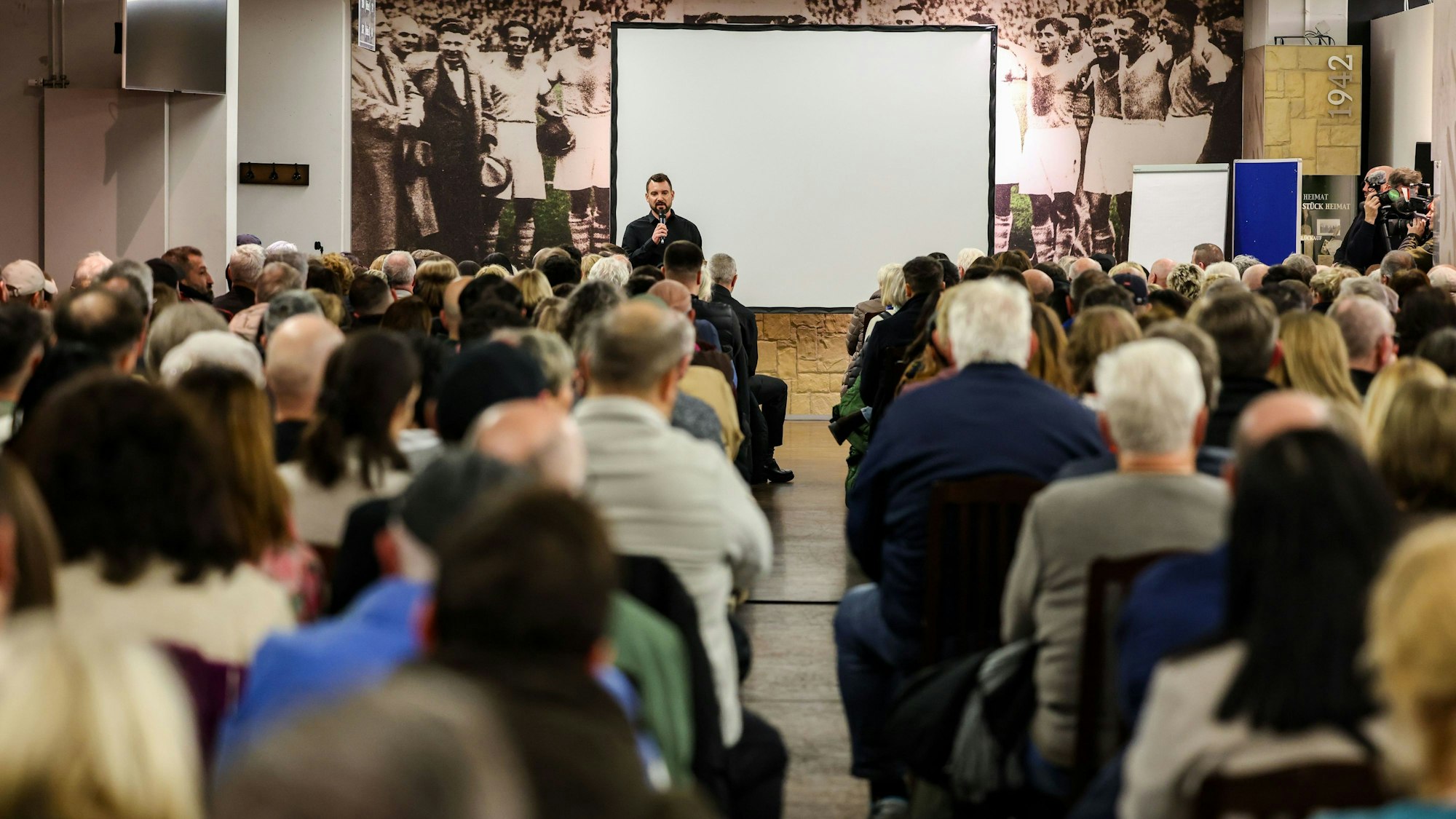 Rechtsanwalt Daniel Kuhlmann spricht auf der Infoveranstaltung für Geschädigte des spektakulären Einbruchs in eine Filiale der Gelsenkirchener Sparkasse vor etwa 600 Interessierten. Die Polizei startet bald mit der Vernehmung von Opfern des Sparkassen-Coups.