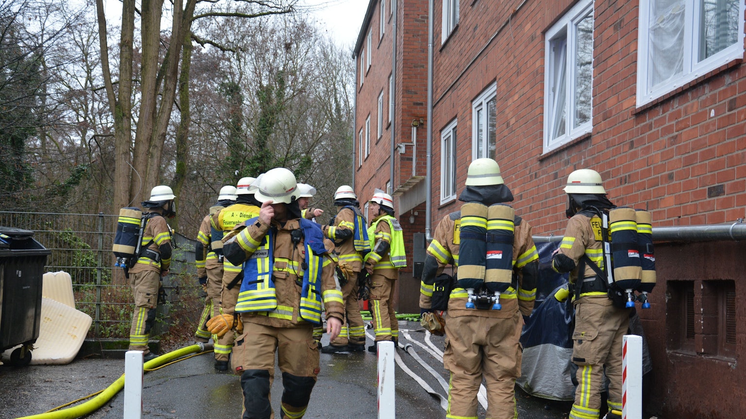 Auf dem Bild sind Feuerwehrleute aus Frechen bei einem Einsatz.