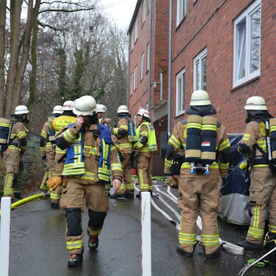 Auf dem Bild sind Feuerwehrleute aus Frechen bei einem Einsatz.