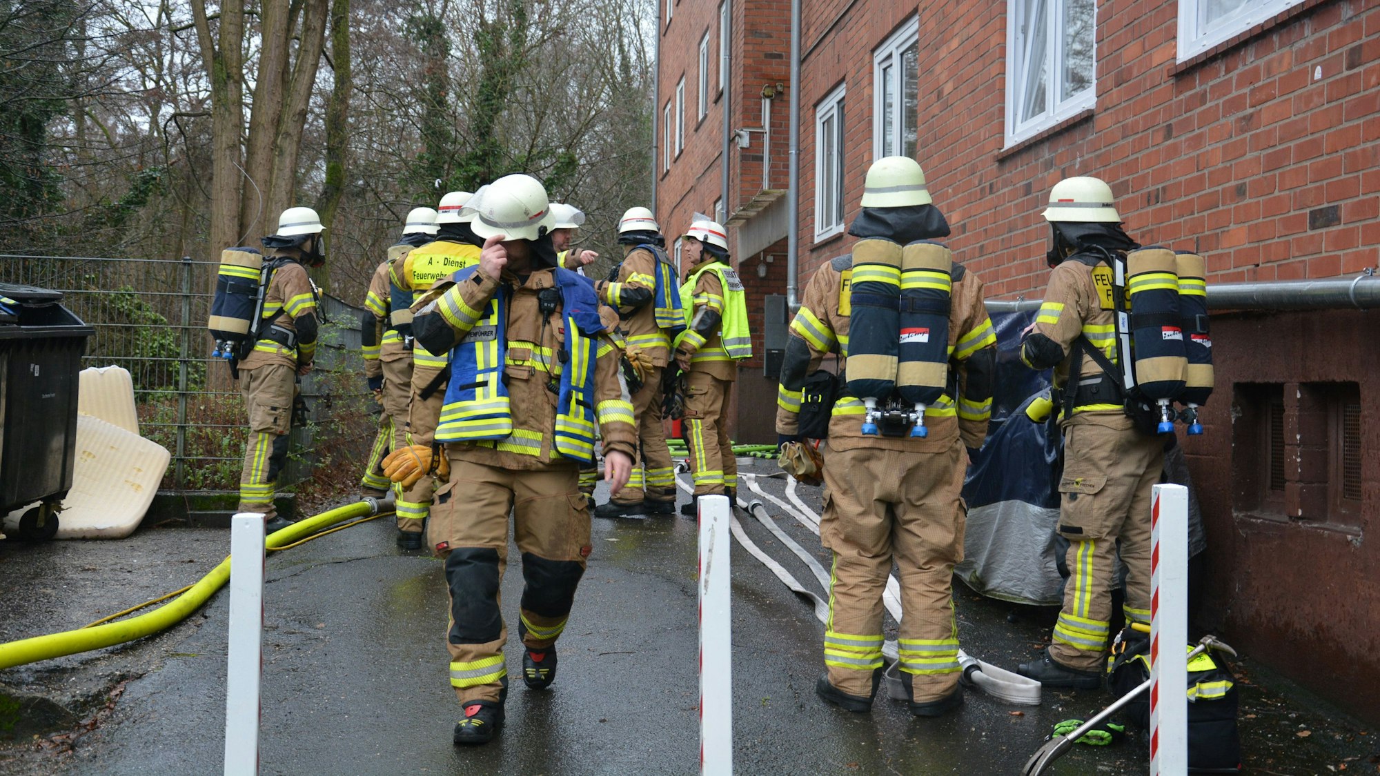 Das Bild zeigt Feuerwehrleute vor einer Flüchtlingsunterkunft in Frechen.