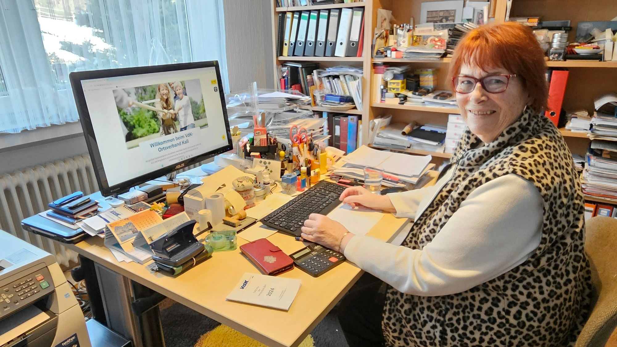 Gisela Berbuir sitzt an ihrem Schreibtisch vor ihrem Computer.