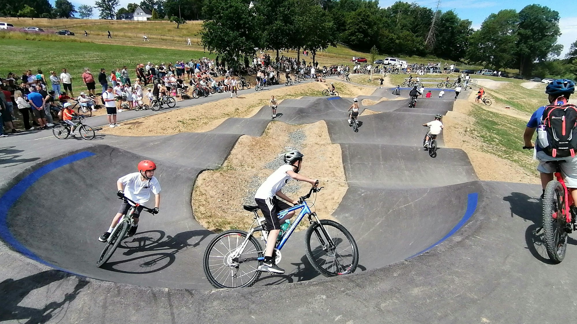 Zur Eröffnung des neuen Waldbröler Skate- und Bikeparks strömten im Juli Hunderte auf das Gelände an der alten Klus.