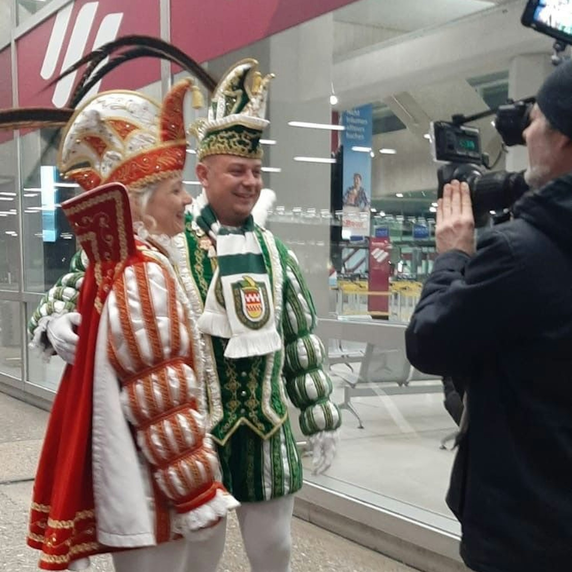 Das Bild zeigt die beiden Tollitäten vor der Kamera.