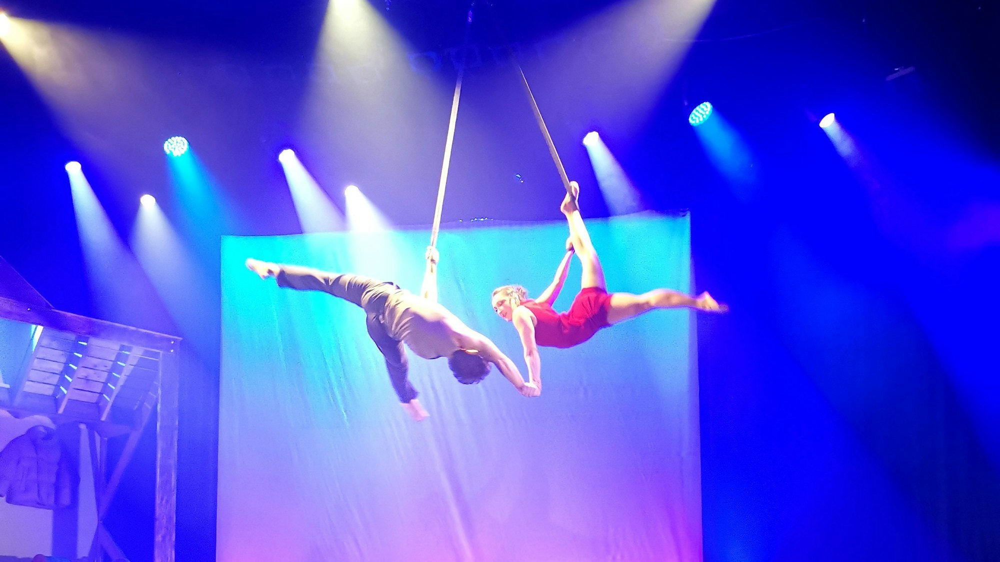 Berührendes Duett: Amélie Granger und Carl Turner an den Strapaten, langen, von der Decke hängenden Bändern mit Hand- und Fußschlaufen.