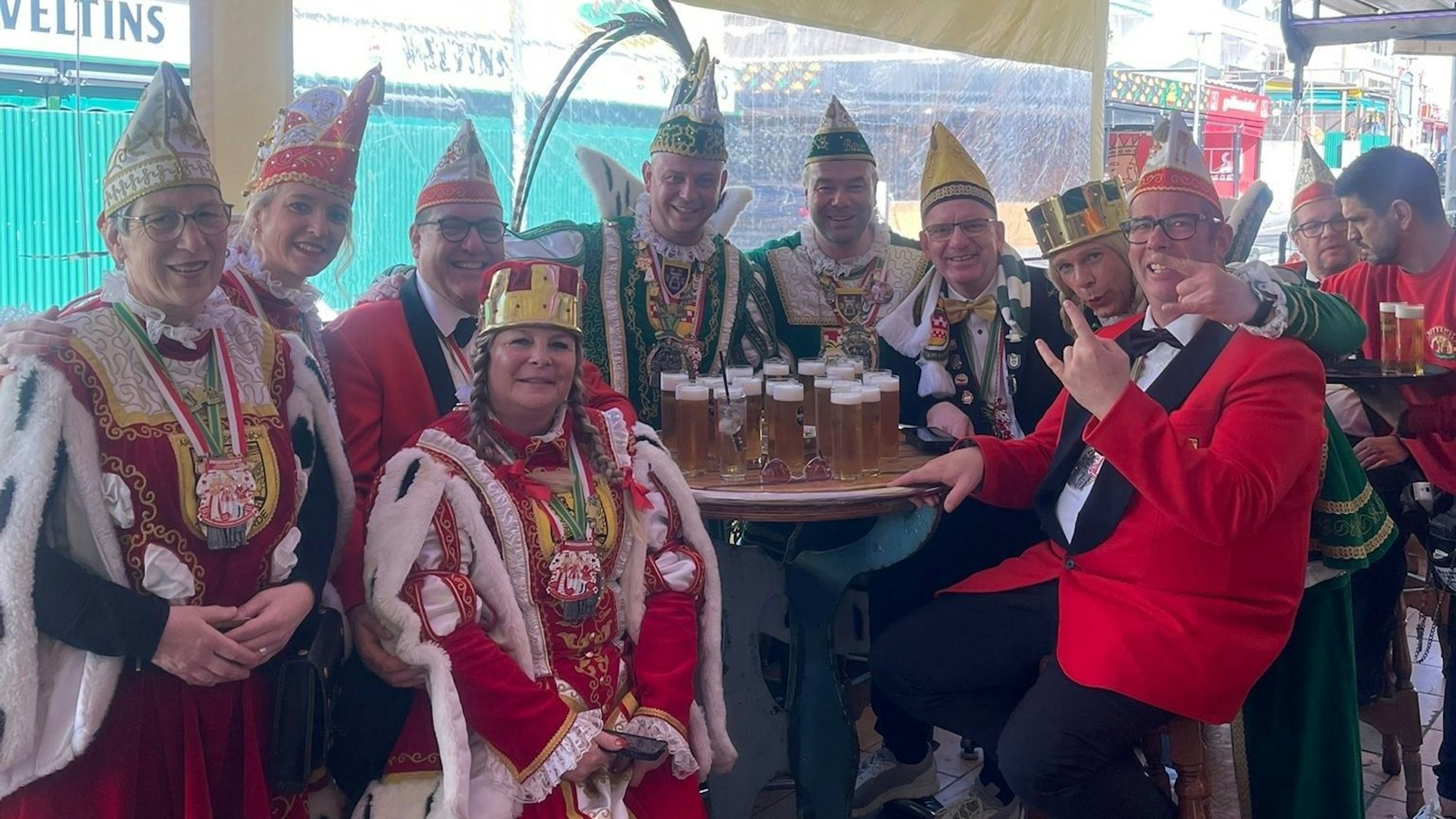 Die KG Arloff-Kirspenich ist am Strand von Mallorca angekommen. Anschließend ging es in den Bierkönig - das Ziel der Reise.