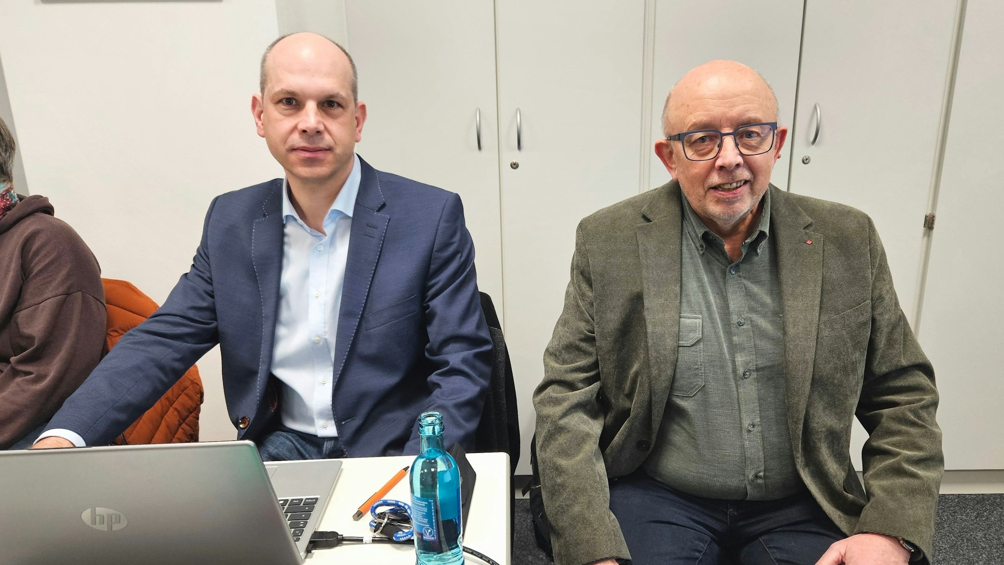 Jörg Döhler und Karl Vermöhlen sitzen nebeneinander. Döhler hat einen Laptop vor sich stehen.