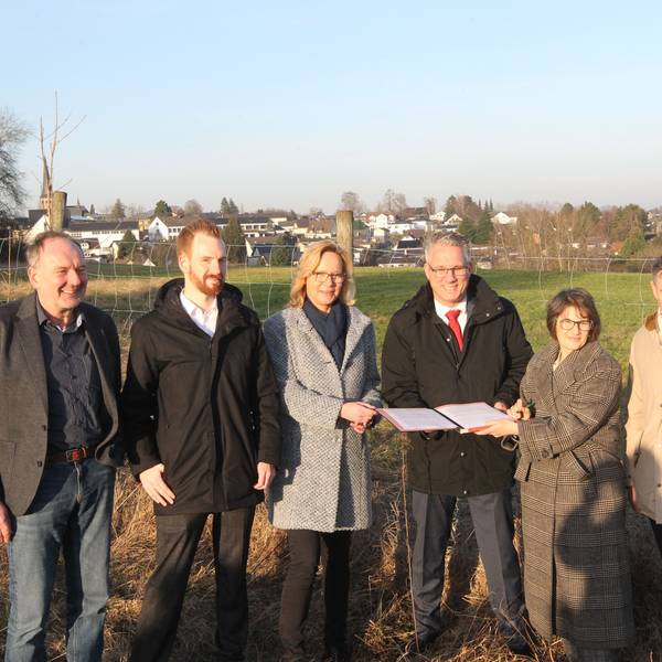 LVR, Much und Neunkirchen-Seelscheid vereinbaren Ausbau der.schulischen Infrastruktur (v.l.) Wilfried Kölzer (LVR), Johannes Hagen (Geschäftsführer Innovations-Quartier), Dr. Alexandra Schwarz (LVR), Guido Vierkötter (Bürgermeister Neunkirchen-Seelscheid), Nina Herrling (LVR) und Karsten Schäfer (Bürgermeister Much).