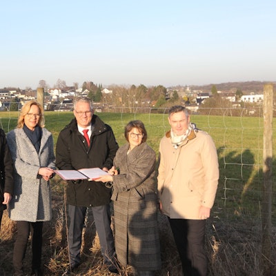 LVR, Much und Neunkirchen-Seelscheid vereinbaren Ausbau der.schulischen Infrastruktur (v.l.) Wilfried Kölzer (LVR), Johannes Hagen (Geschäftsführer Innovations-Quartier), Dr. Alexandra Schwarz (LVR), Guido Vierkötter (Bürgermeister Neunkirchen-Seelscheid), Nina Herrling (LVR) und Karsten Schäfer (Bürgermeister Much).