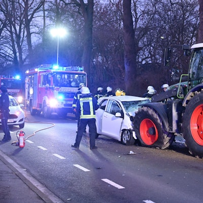 Das Bild zeigt einen Kleinwagen, der gegen einen Traktor geprallt ist.